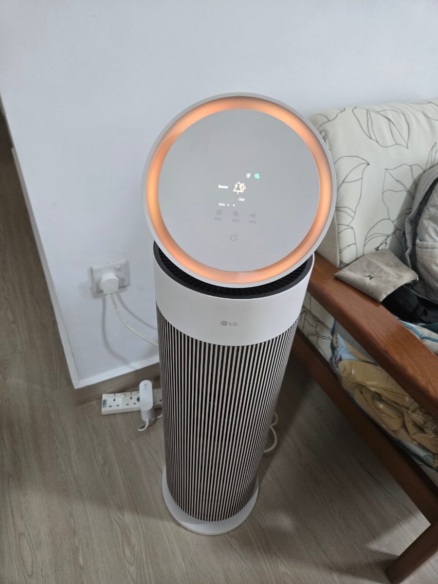 Close view of the display on an LG AeroBooster Air Purifier in use